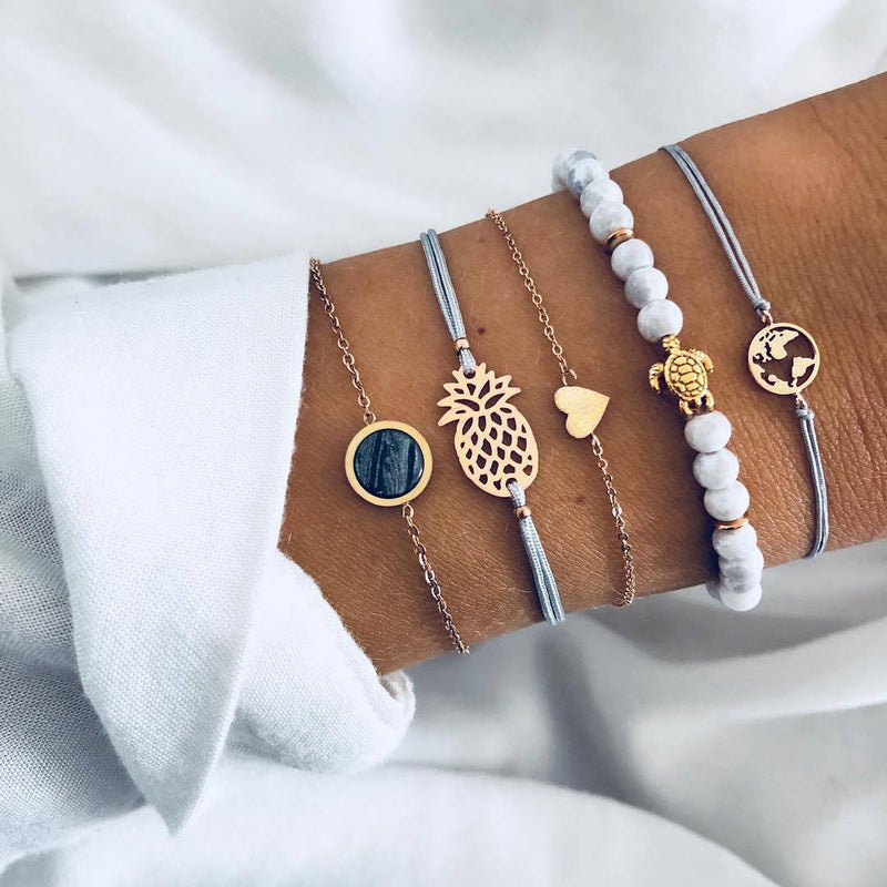 Pulsera con motivos elementales