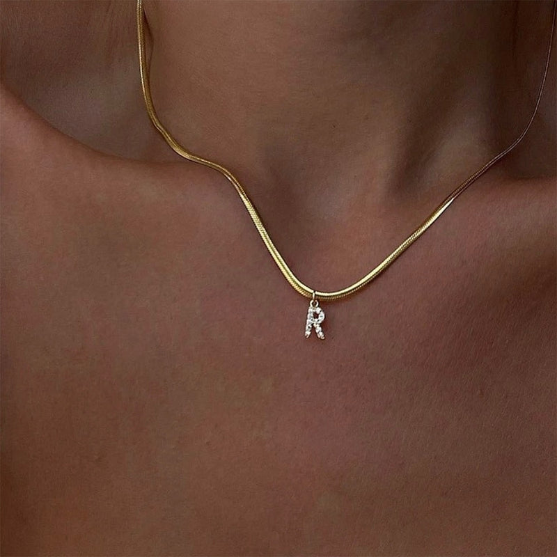 Collar de letras de mujer