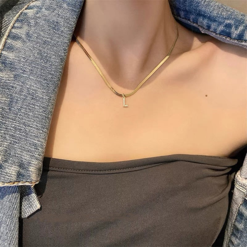 Collar de letras de mujer