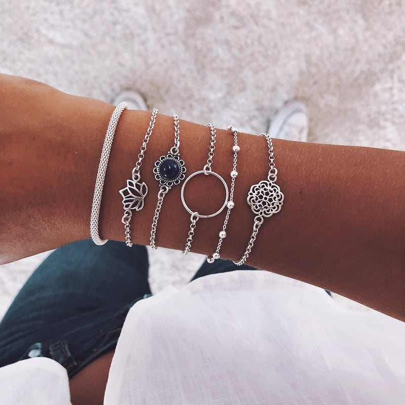 Pulsera con motivos elementales