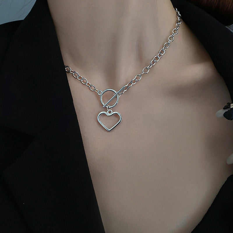 Collar con corazón de mujer