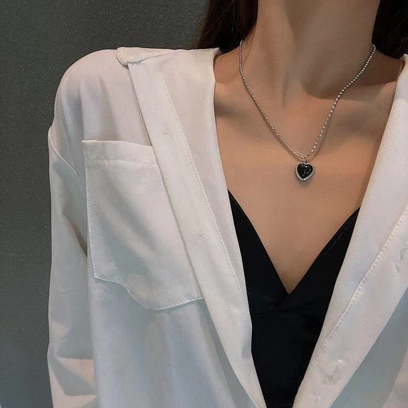 Collar con corazón de mujer