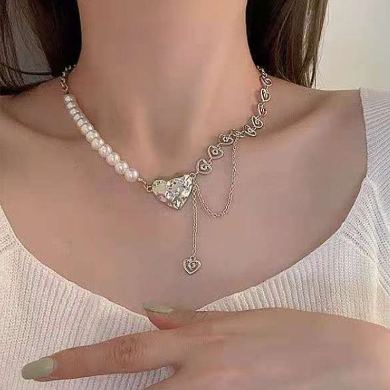 Collar con corazón de mujer