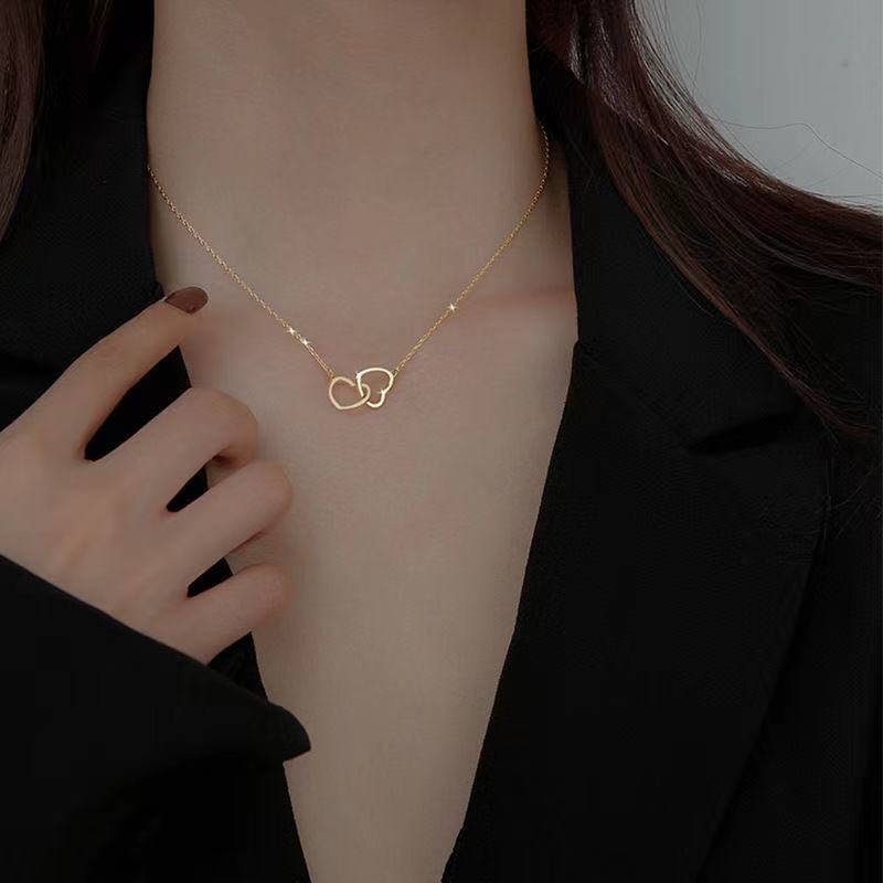 Collar con corazón de mujer