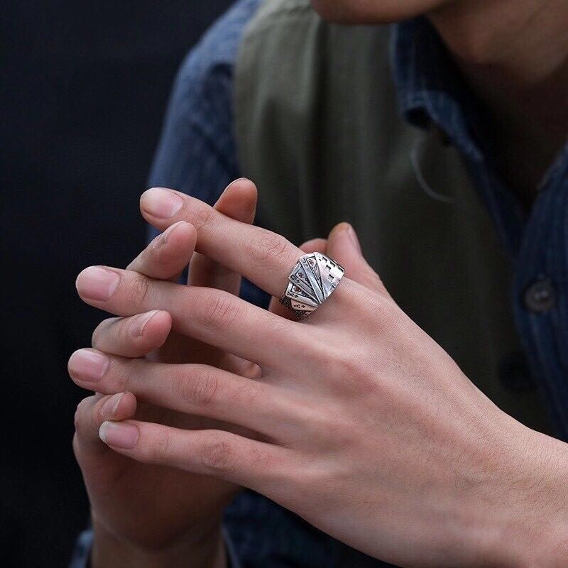 Anillo estiloso de hombre